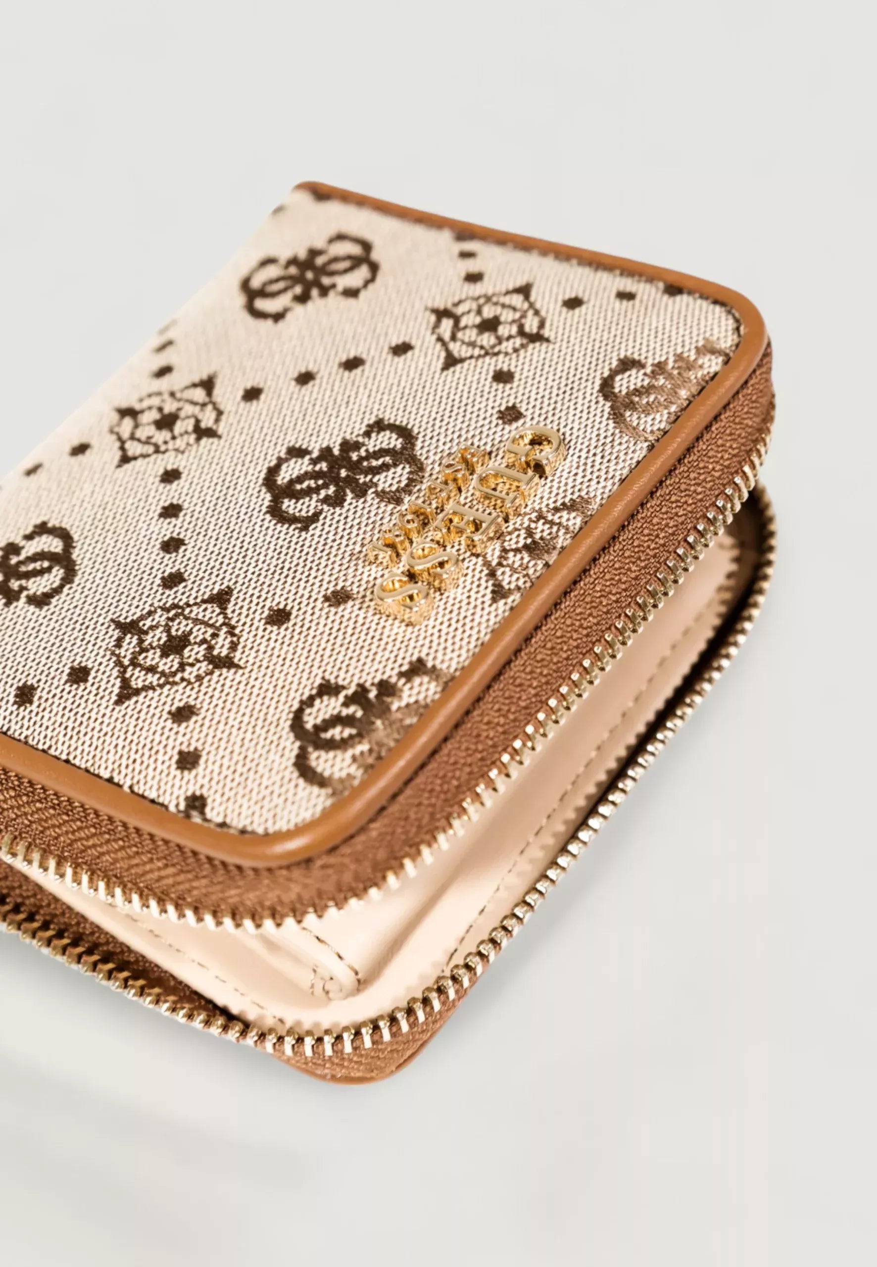 Guess Beige Women’s Wallet with Print – Stylish & Practical Zip Closure